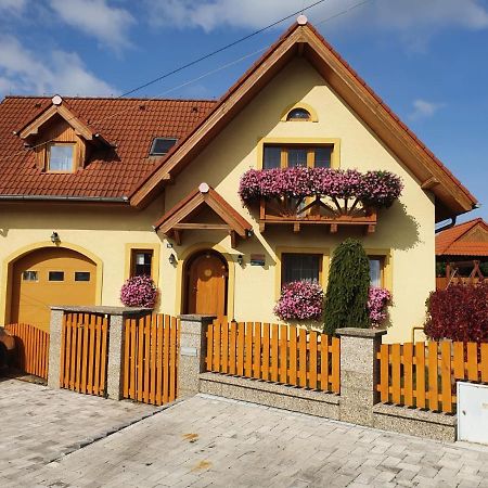 Ferienwohnung Zlty Dom Vrbov Exterior foto
