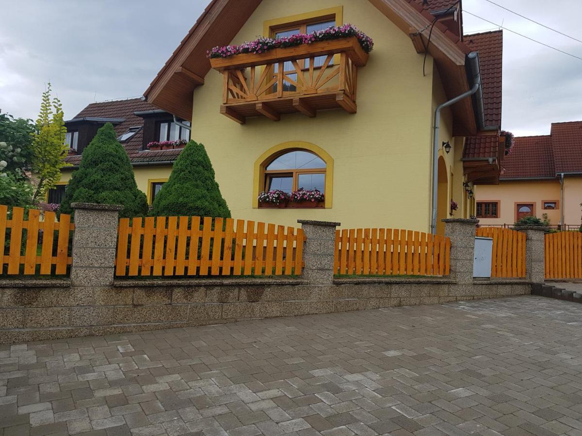 Ferienwohnung Zlty Dom Vrbov Exterior foto