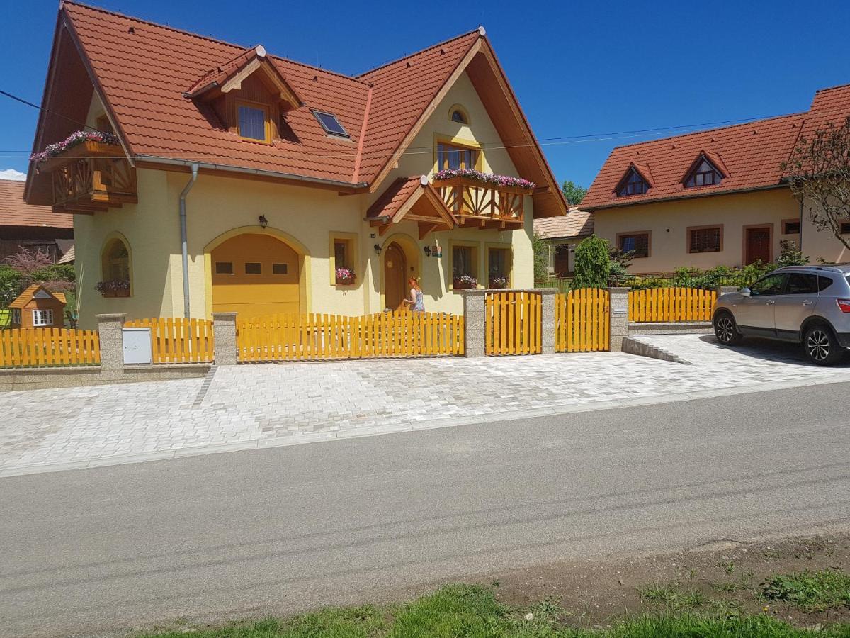 Ferienwohnung Zlty Dom Vrbov Exterior foto