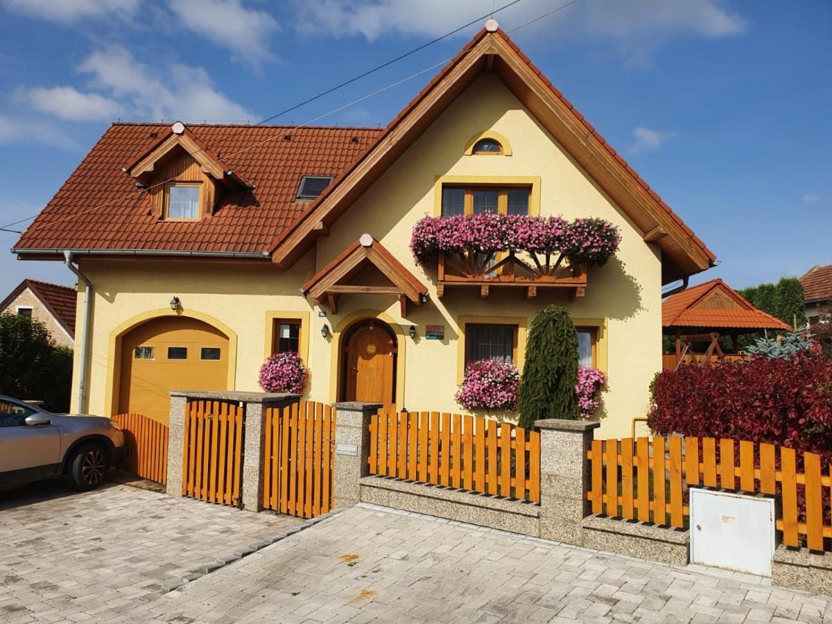 Ferienwohnung Zlty Dom Vrbov Exterior foto